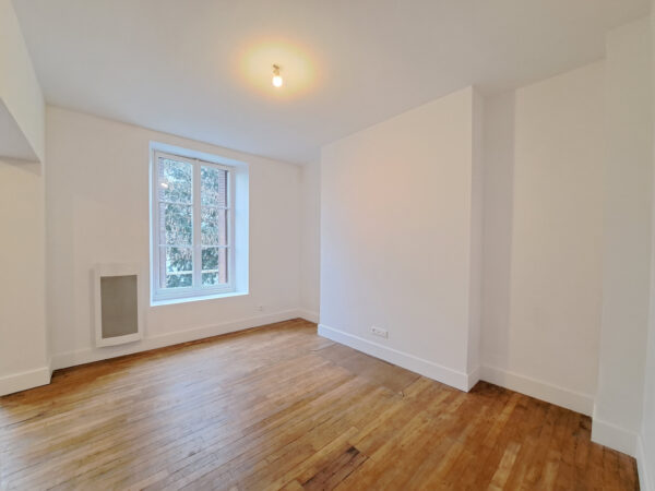 Appartement 2 pièces avec parking et cave &#8211; TROYES proche CE