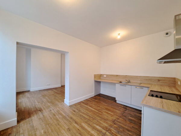 Appartement 2 pièces avec parking et cave &#8211; TROYES proche CE