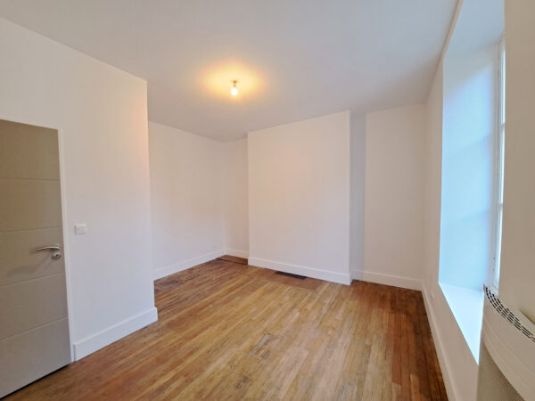 Appartement 2 pièces avec parking et cave &#8211; TROYES proche CE