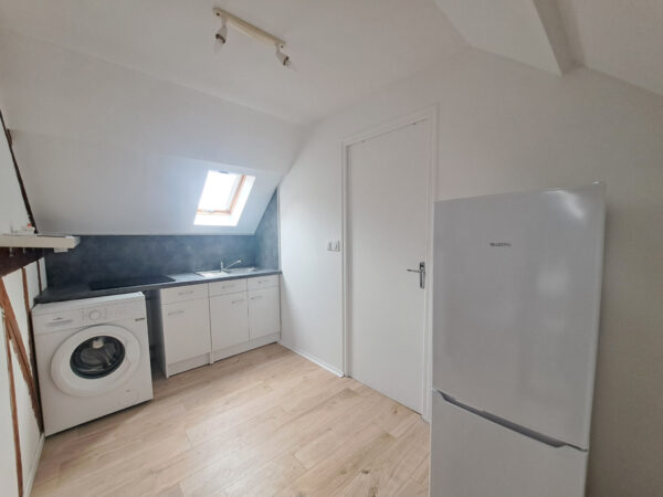Appartement T1 / Studio meublé dans petit immeuble libre de