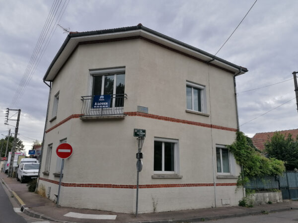 Maison individuelle avec cour &#8211; SAINTE SAVINE