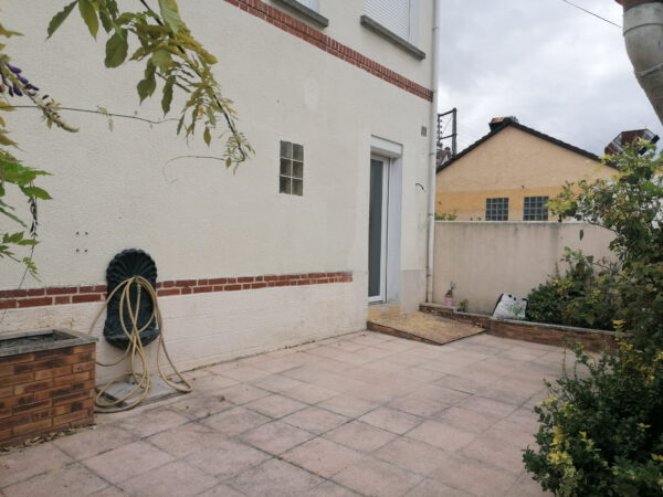 Maison individuelle avec cour &#8211; SAINTE SAVINE