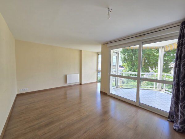 Appartement T2 avec terrasse et parking privé &#8211; TROYES CENTR