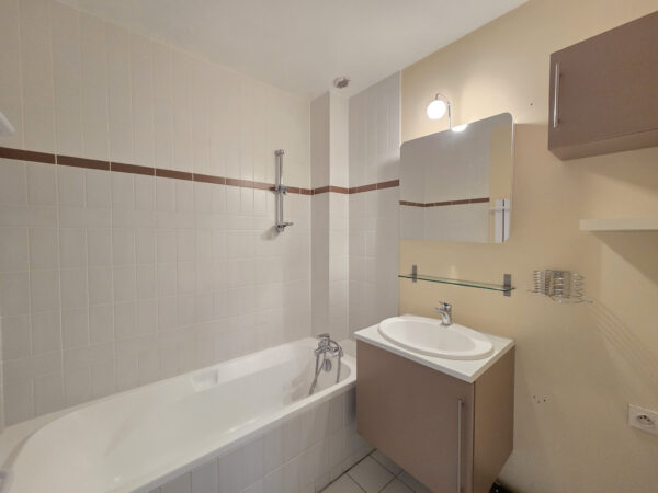 Appartement T2 avec terrasse et parking privé &#8211; TROYES CENTR